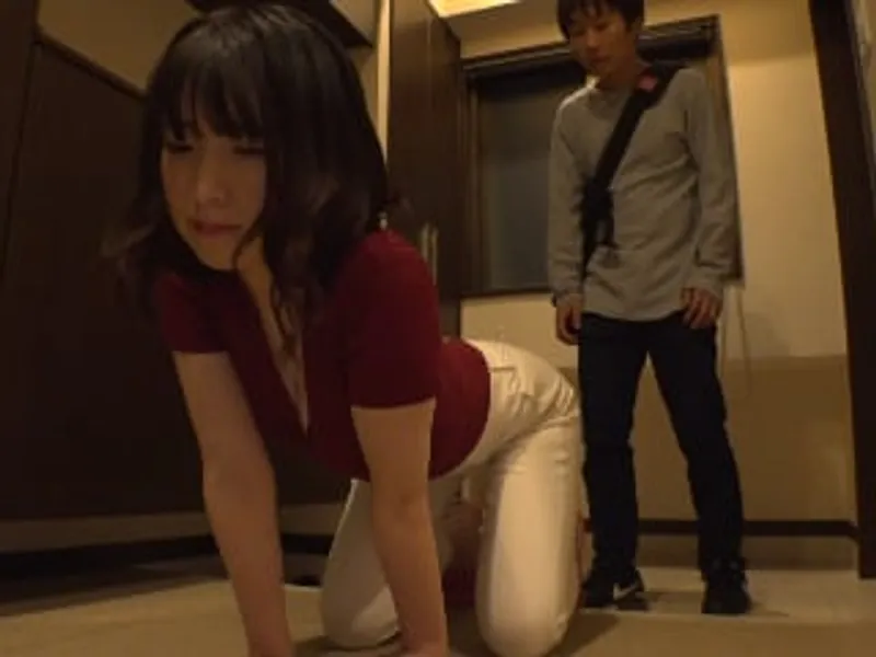 ông chồng lo làm việc, bà xã ở nhà lén lút với cậu thanh niên phòng bên