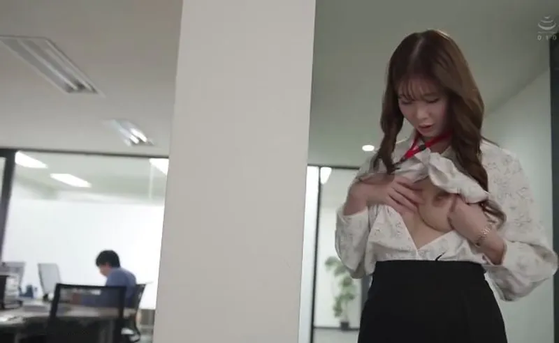 Bí ẩn đằng sau cô nhân viên mặt lạnh nghiêm nghị hóa ra lại là "nữ hoàng dâm đãng" đích thực.